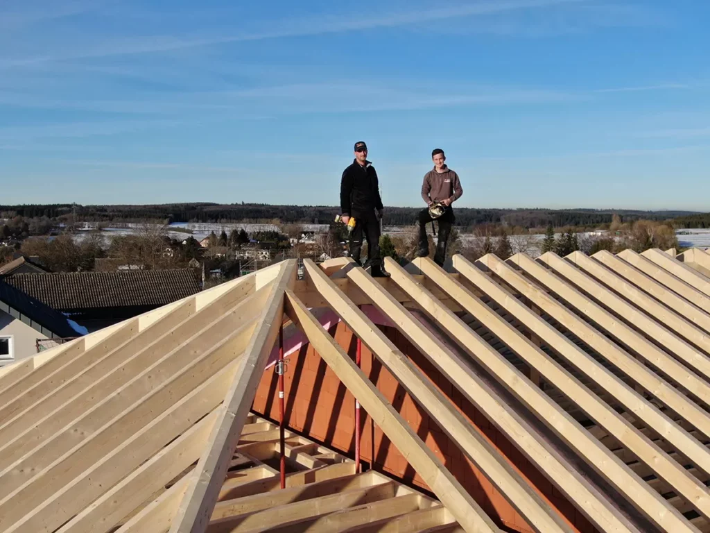 Eifeler Dachprofis bei der Montage des Dachstuhls